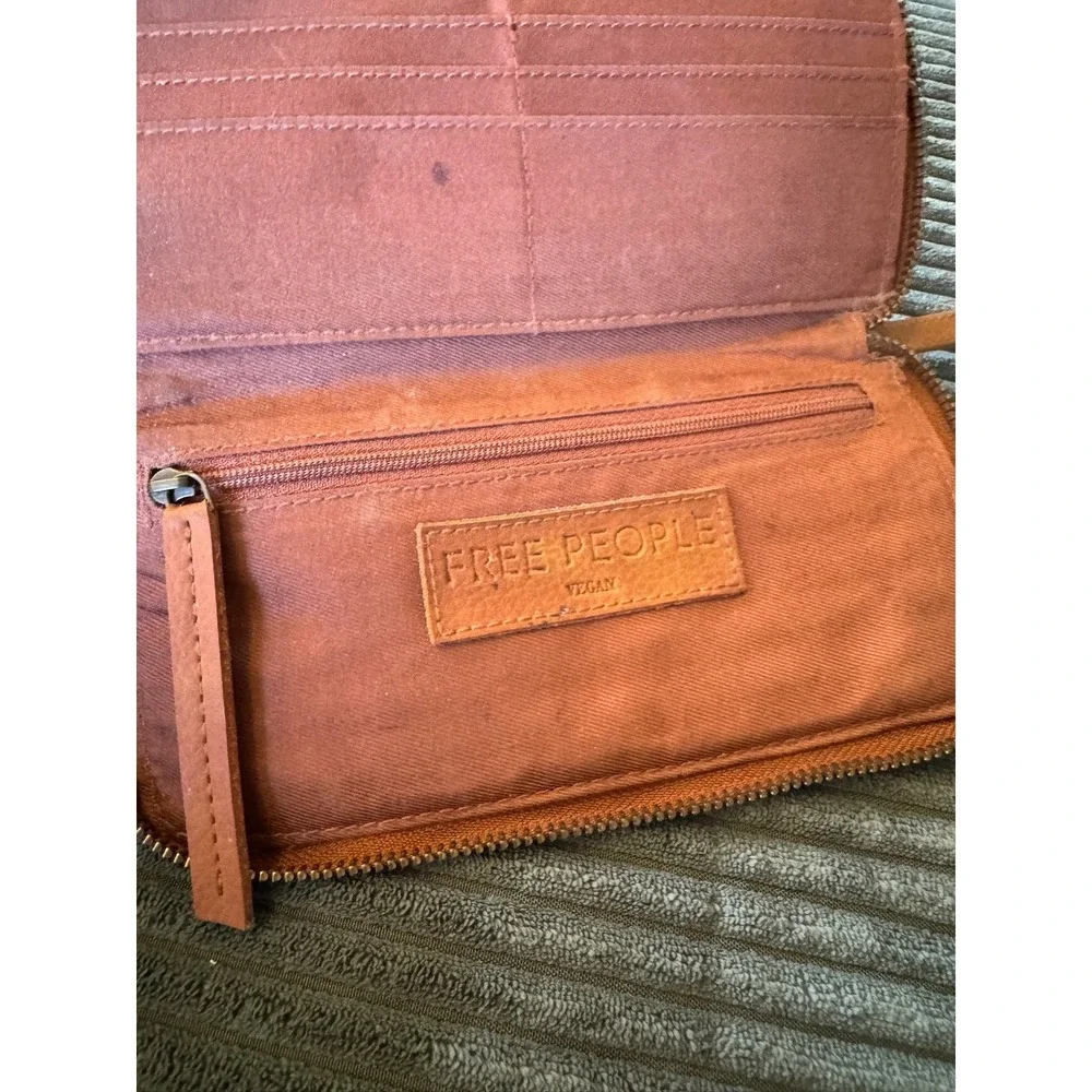 Free People Distressed Vegan Leather Wristlet Wallet Zip‎ Around Brown (3778)